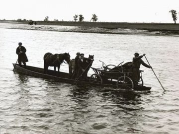 Показали, як у давнину волиняни човнами переправляли вози з кіньми. РЕТРОФОТО
