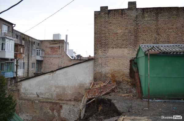 У центрі Луцька обвалилася стіна. ФОТО