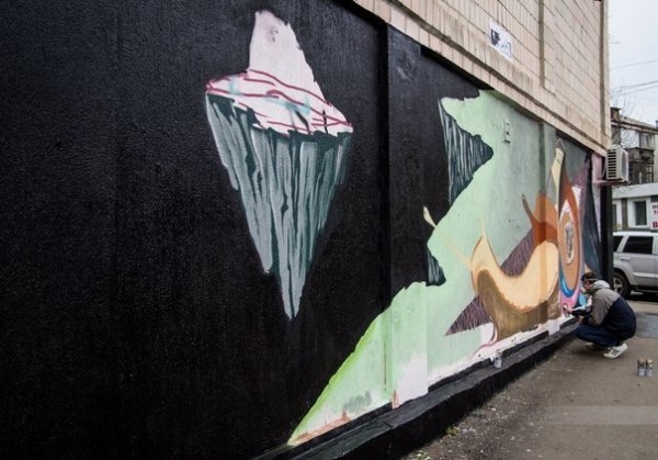 Як на будинку в Луцьку з'явився кількаметровий равлик. ФОТО