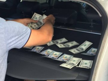 Волинський посадовець погорів на хабарі в 4 тисячі доларів. ФОТО
