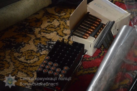 У луцькій багатоповерхівці вилучили цілий арсенал. ФОТО. ВІДЕО