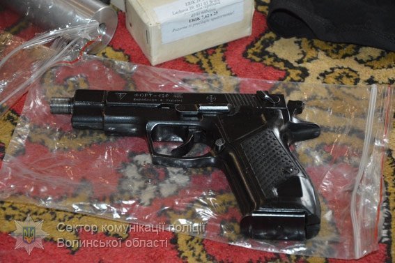 У луцькій багатоповерхівці вилучили цілий арсенал. ФОТО. ВІДЕО