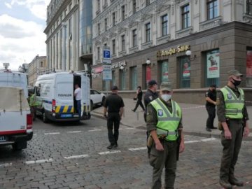 У центрі Києва невідомий захопив банк та погрожує вибухівкою