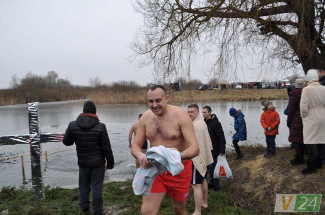 Під музику оркестру, з фотозоною та співами: як у Жидичині святкували Водохреще. ФОТО