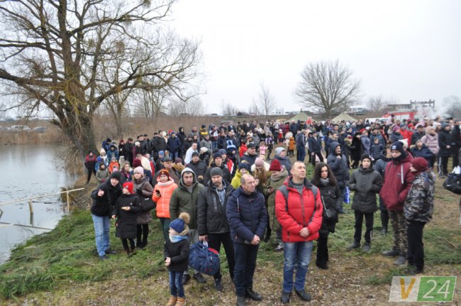 Під музику оркестру, з фотозоною та співами: як у Жидичині святкували Водохреще. ФОТО