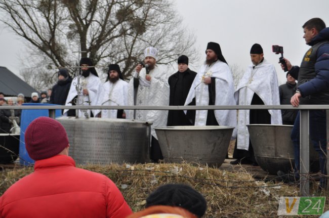 Під музику оркестру, з фотозоною та співами: як у Жидичині святкували Водохреще. ФОТО