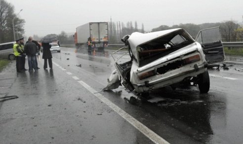 На Волині бус ущент зім’яв жигулі з людьми. ФОТО