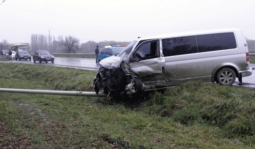 На Волині бус ущент зім’яв жигулі з людьми. ФОТО