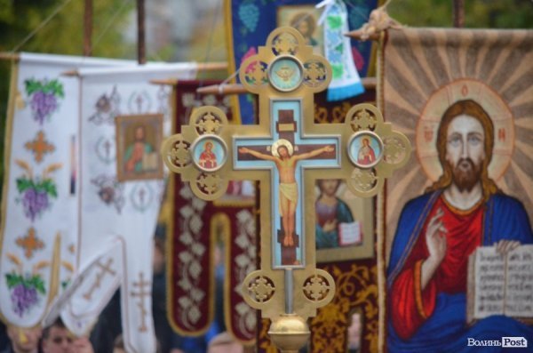 Священнослужителі пронесли через центр Луцька церковні святині. ФОТО