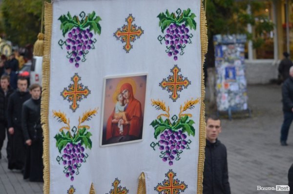 Священнослужителі пронесли через центр Луцька церковні святині. ФОТО