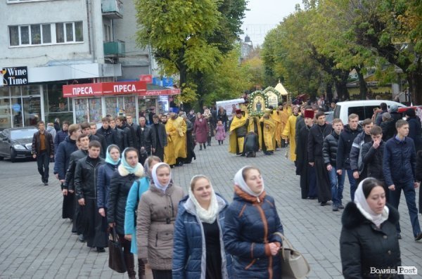 Священнослужителі пронесли через центр Луцька церковні святині. ФОТО