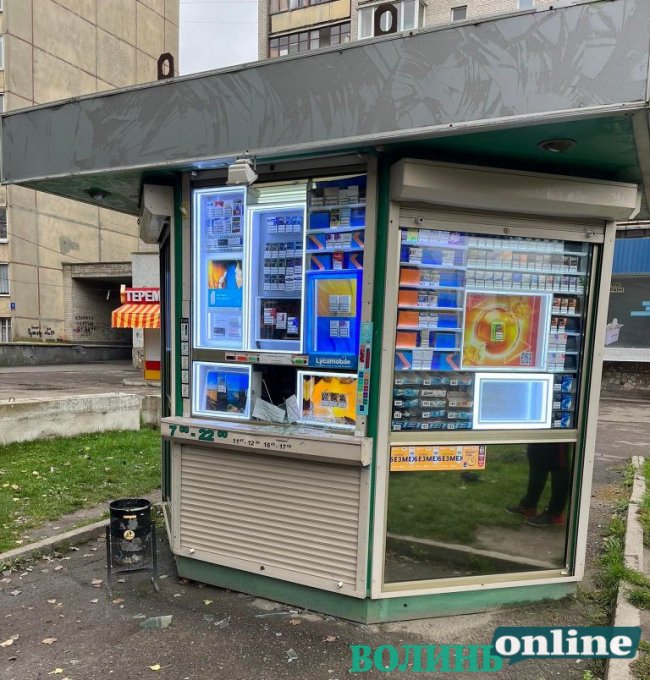 Хотів сигарет: у Луцьку чоловік під час повітряної тривоги розбив вітрину кіоску. ФОТО