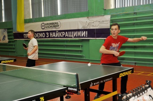 Як у Луцьку патрульні, військові і діти грали в теніс