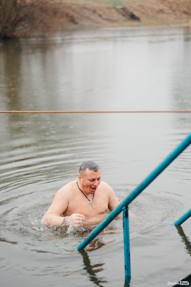 Водохреще у Луцьку: освячення води в річці Стир та занурення лучан. ФОТОРЕПОРТАЖ