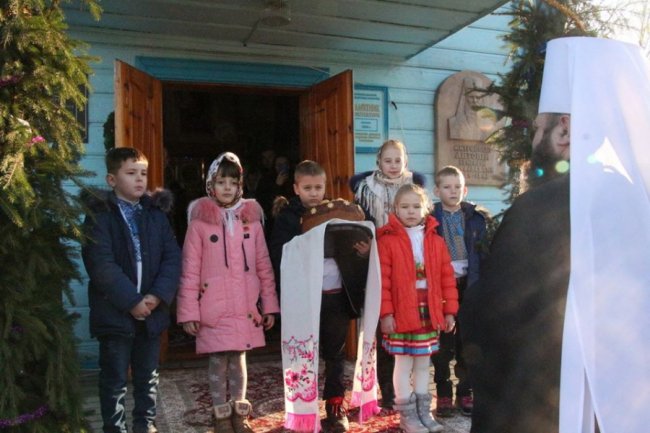 Владика Михаїл вперше відвідав громаду, де прихильники УПЦ (МП) перекривали трасу. ФОТО