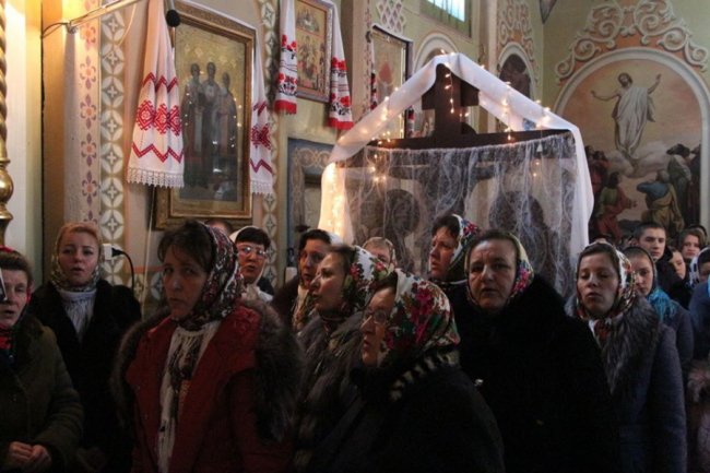 Владика Михаїл вперше відвідав громаду, де прихильники УПЦ (МП) перекривали трасу. ФОТО