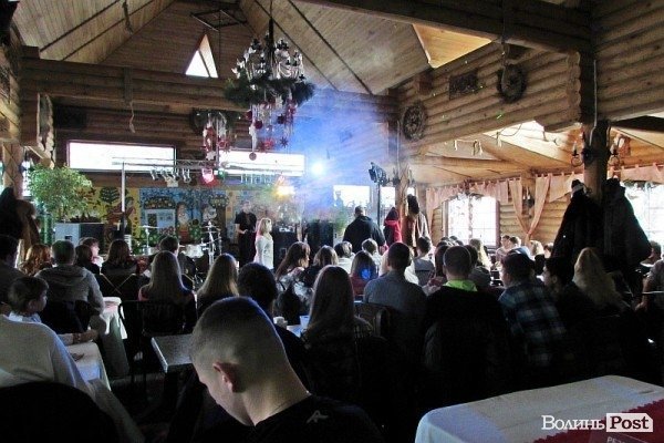 У Володимирі-Волинському відбулась благодійна арт-вечірка. ФОТО