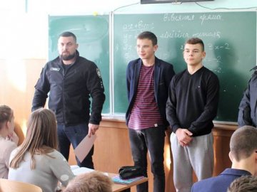 Головний патрульний Волині подякував луцьким підліткам, які врятували самогубця