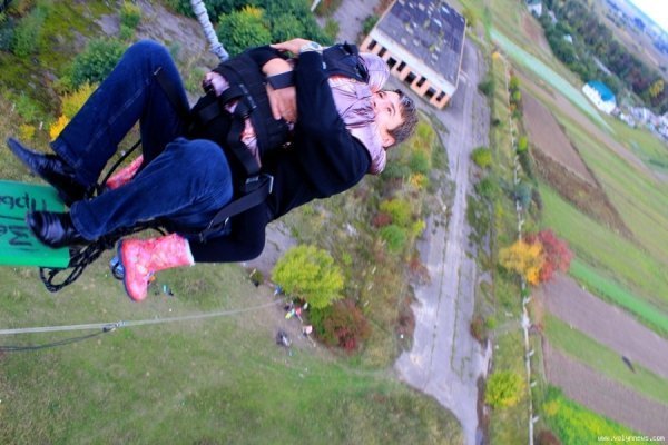 Дощ і холод не завадили «божевільним стрибкам» під Луцьком. ФОТО