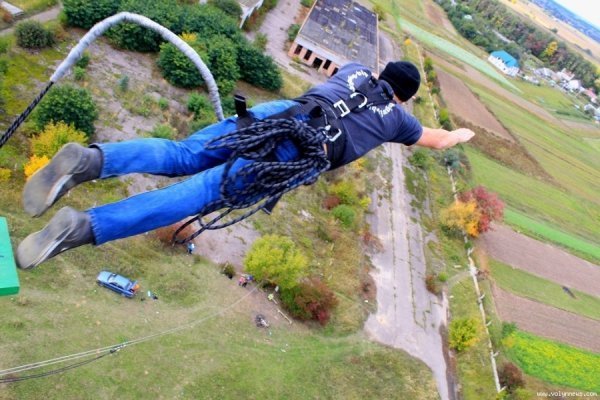 Дощ і холод не завадили «божевільним стрибкам» під Луцьком. ФОТО