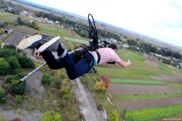 Дощ і холод не завадили «божевільним стрибкам» під Луцьком. ФОТО