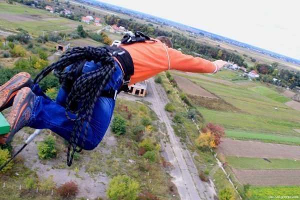 Дощ і холод не завадили «божевільним стрибкам» під Луцьком. ФОТО