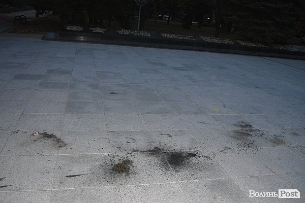 «Брудні» наслідки смолоскипної ходи у Луцьку. ФОТО