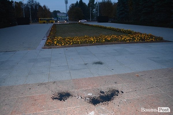 «Брудні» наслідки смолоскипної ходи у Луцьку. ФОТО