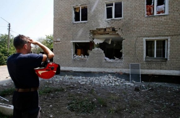 Моторошні фото Маринівки після обстрілу. ФОТО