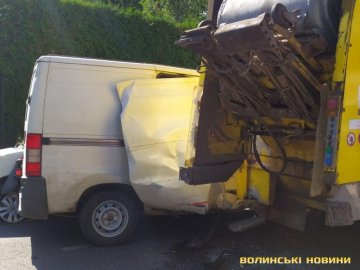У Луцьку – подвійна аварія за участю сміттєвоза, легковика та буса. ФОТО
