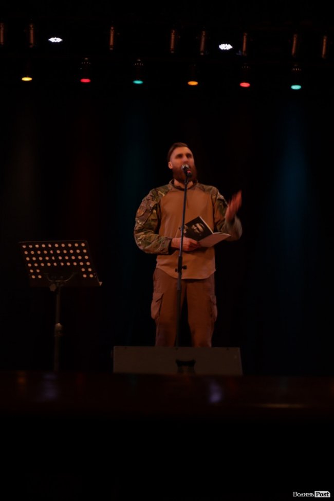 «Якщо Бог і є, він носить форму мого покоління»: Павло Вишебаба благодійним туром відвідав Луцьк 