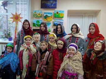 Дітлахи розважали колядками бійців у волинському госпіталі