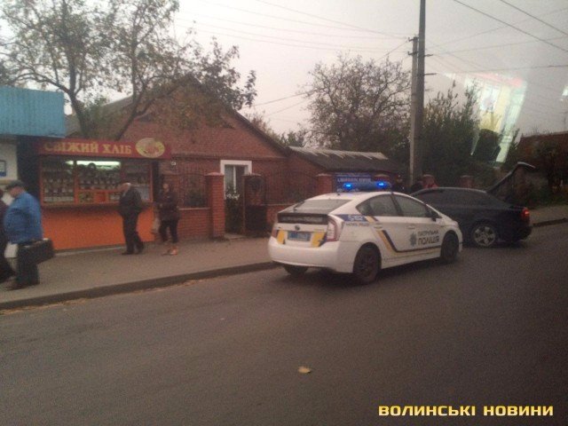 У Луцьку авто «вилетіло» на тротуар біля зупинки. ОНОВЛЕНО