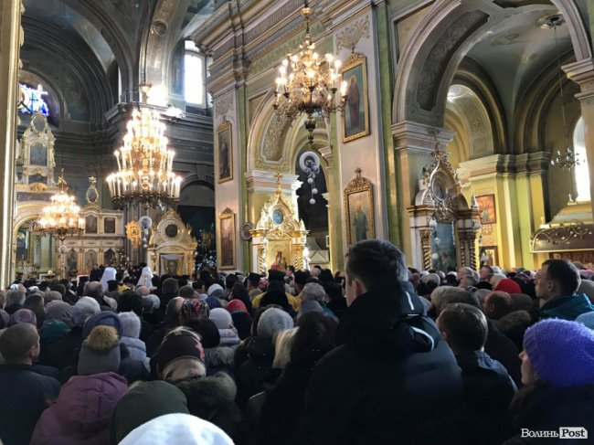 Президент з лучанами моляться за Україну. ОНОВЛЮЄТЬСЯ. ФОТО. ВІДЕО