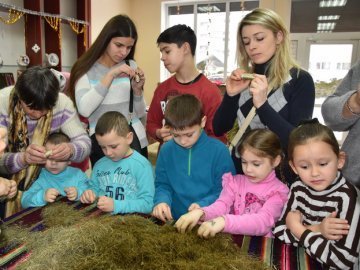 Малеча виготовляла янголят для головного луцького Дідуха