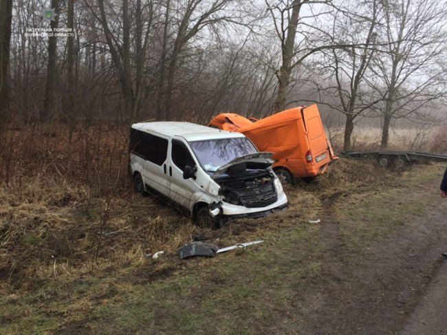 На Волині в аварії буса склало вдвоє. ФОТО
