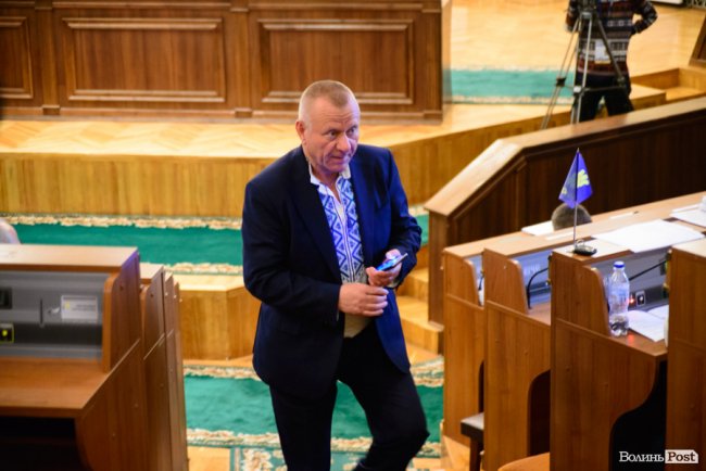 Білі, чорні, з кутасиками і без: які вишиванки одягнули депутати на сесію Волиньради. ФОТО