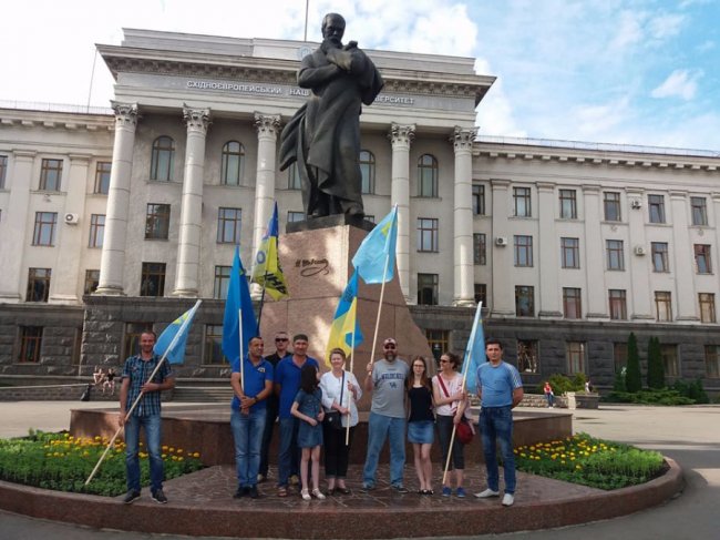 Кримські татари у Луцьку відзначили день прапора автопробігом