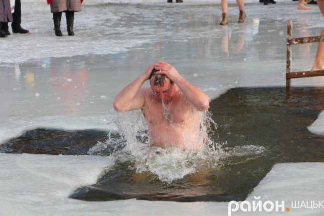 Поліцейські, депутати і підприємці: хто у крижану купіль волинського озера пірнав. ФОТО