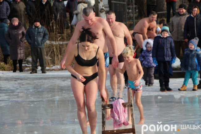 Поліцейські, депутати і підприємці: хто у крижану купіль волинського озера пірнав. ФОТО