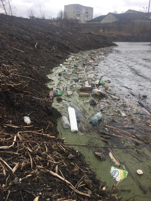 Волинянин долучився до всесвітнього челенджу #trashtag і прибрав берег річки. ФОТО