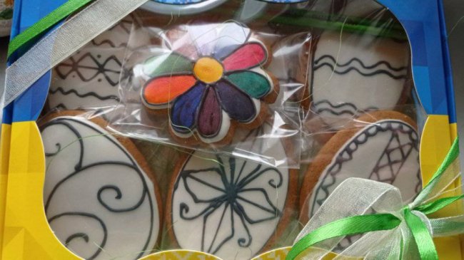 У Луцьку мама 10-річного хлопчика з ДЦП ночами пече печиво для ЗСУ. ФОТО