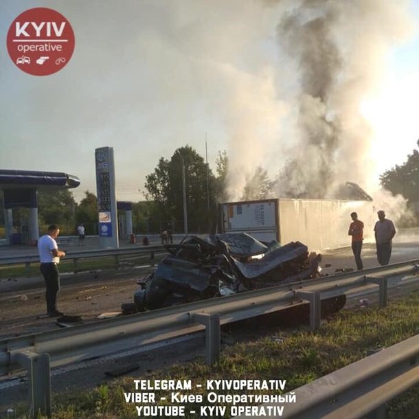 Смертельна аварія під Києвом: фура переїхала ВАЗ. ФОТО