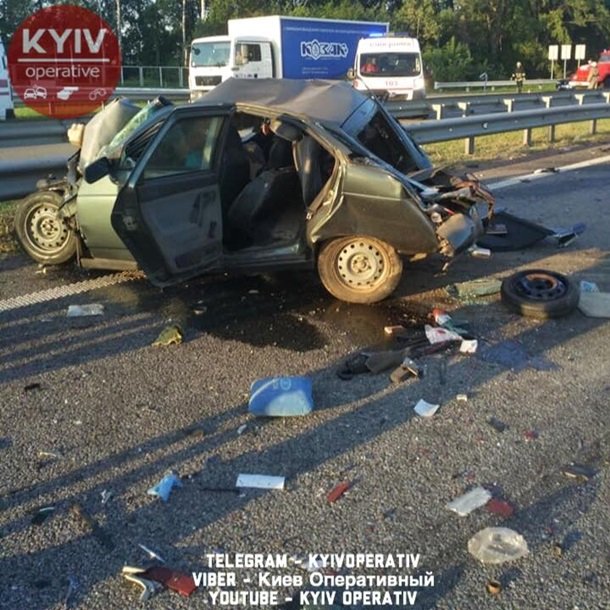 Смертельна аварія під Києвом: фура переїхала ВАЗ. ФОТО
