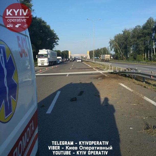 Смертельна аварія під Києвом: фура переїхала ВАЗ. ФОТО