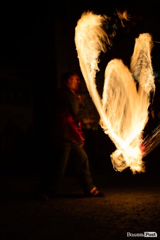Вогонь у лініях і візерунках із «Ночі у Луцькому замку». ФОТО