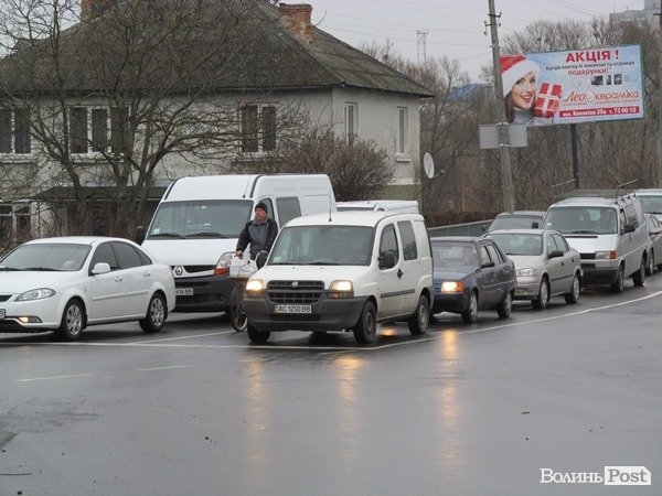 У Луцьку затор через нові світлофори. ФОТО  