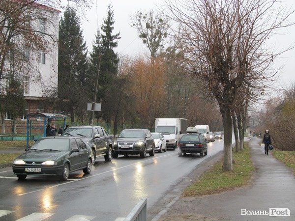 У Луцьку затор через нові світлофори. ФОТО  