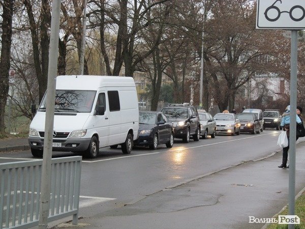 У Луцьку затор через нові світлофори. ФОТО  