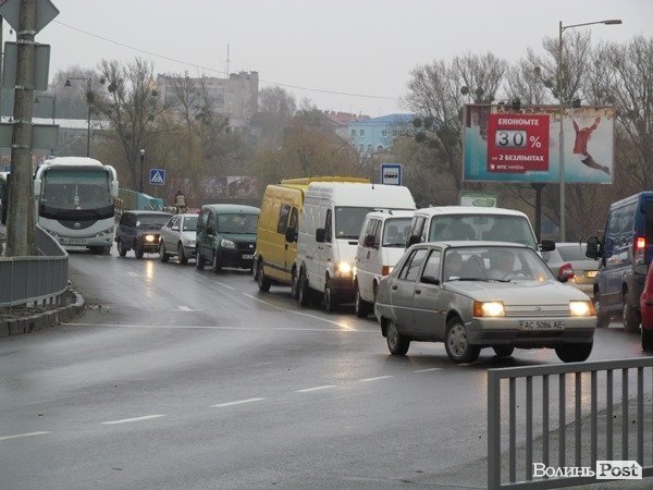 У Луцьку затор через нові світлофори. ФОТО  